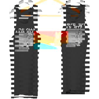 Take A Hike ケアンテリア グラフィック ハイキング タンクトップ - Kawaiitshirt