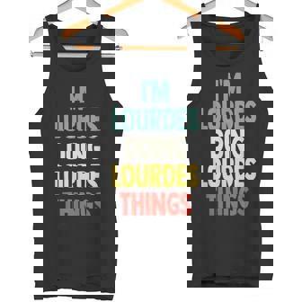 I'm Lourdes Doing Lourdes Things Fun Nombre Personalizado Lourd Camiseta sin mangas - Regaloses