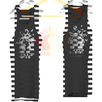 Lives Matter Raised Fist Retrointage No Racism タンクトップ - Kawaiitshirt