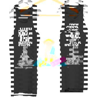 かわいい黄色いラブラドールヨガの先生が犬の子犬のためにヨガを作ります。 タンクトップ - Kawaiitshirt