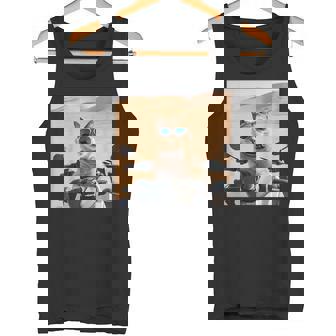 アラビア砂漠でサングラスをかけた猫、ドバイにマッチ。 タンクトップ - Kawaiitshirt