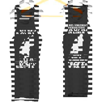 ウェスティ・ドッグを飼っている老人を決して過小評価しないでください タンクトップ - Kawaiitshirt