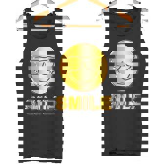 ゴールデン スマイル（フェイク ゴールド風）スマイリー フェイス ニコニコ 笑顔 サングラス 面白い 色 タンクトップ - Kawaiitshirt