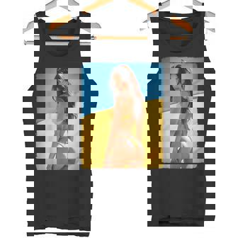 セクシーガールグラフィックtシャツ 「モダンピンナップガール&ウクライナ国旗」 タンクトップ - Kawaiitshirt