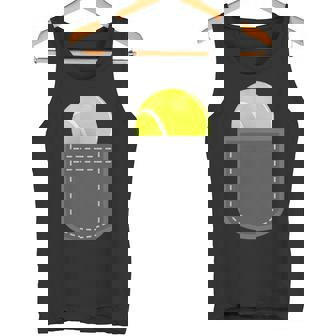 ユーモラスなテニスプレーヤーのための偽のポケットに入った面白いテニスボール タンクトップ - Kawaiitshirt