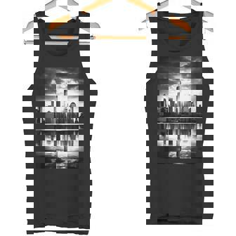 反射写真付き都市のモノクロ写真 タンクトップ - Kawaiitshirt