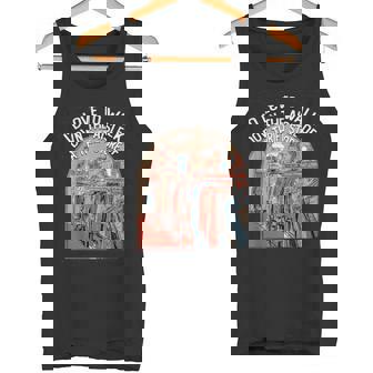 古着屋の通路を歩く面白い古着愛好家 タンクトップ - Kawaiitshirt