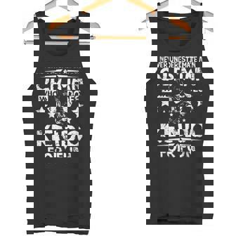 楽しみのために剣道をする老人を決して過小評価しないでください。 タンクトップ - Kawaiitshirt