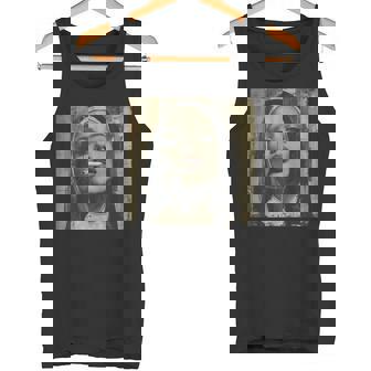 熱い尼僧がタバコを吸う、反抗的な尼僧 タンクトップ - Kawaiitshirt