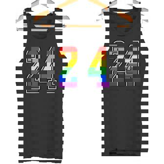 虹 24チーム短期大学スポーツレインボーカラー番号制ユニフォーム タンクトップ - Kawaiitshirt