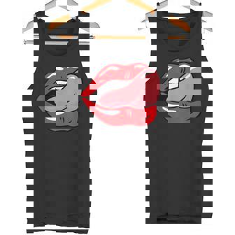 赤い唇を舐めるロックンロールグラフィック。 タンクトップ - Kawaiitshirt
