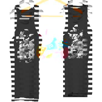 面白いイースターバニーとサッカーボールで軽くたたくイースターバニー。 タンクトップ - Kawaiitshirt