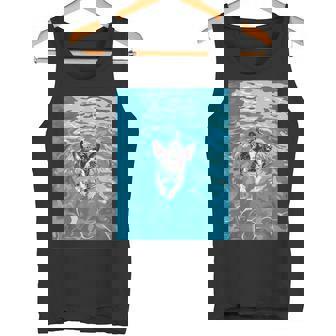 面白いボストンテリア プールで泳ぐ かわいい犬 ママ お父さん タンクトップ - Kawaiitshirt