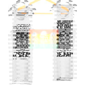 アイスクリームを持った老婆を決して過小評価しない タンクトップ - Kawaiitshirt