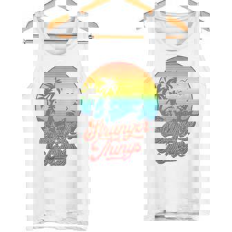 ストレンジャー・シングス サーファーボーイ ピザ デモゴルゴン カリ レトロ 80年代 タンクトップ - Kawaiitshirt