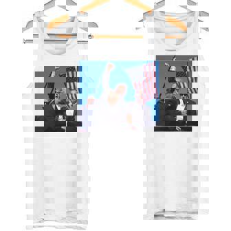 トランプ大統領のために祈り、決して降伏しない、神の祝福トランプ。 長袖tシャツ タンクトップ - Kawaiitshirt