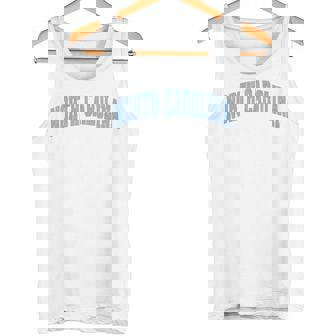 ノースカロライナ州ノースカロライナ州ヴィンテージアスレチックスポーツデザインブルースタイル タンクトップ - Kawaiitshirt