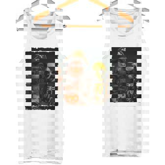 ビッグフットエイリアン 面白い ハロウィン トリック ドア カメラビュー 長袖tシャツ タンクトップ - Kawaiitshirt