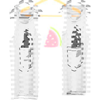 ポケットに入ったスイカのポケットプリントの面白いスイカ。 タンクトップ - Kawaiitshirt