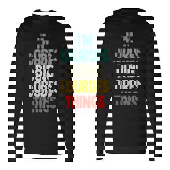 I'm Lourdes Doing Lourdes Things Fun Nombre Personalizado Lourd Camiseta de manga larga - Regaloses