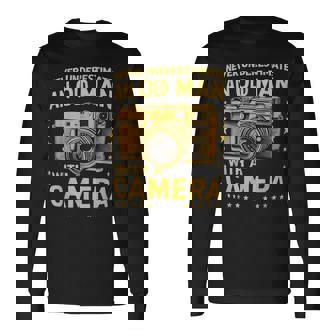 Never Underestimate An Old Man With A Camera レトロ ヴィンテージ 長袖Tシャツ - Kawaiitshirt