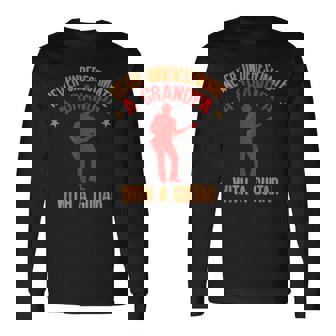 ギターを持ったおじいちゃんを決して過小評価しないでください 長袖Tシャツ - Kawaiitshirt