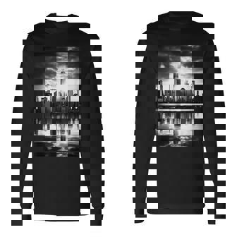 反射写真付き都市のモノクロ写真 長袖Tシャツ - Kawaiitshirt