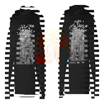 古着屋の通路を歩く面白い古着愛好家 長袖Tシャツ - Kawaiitshirt