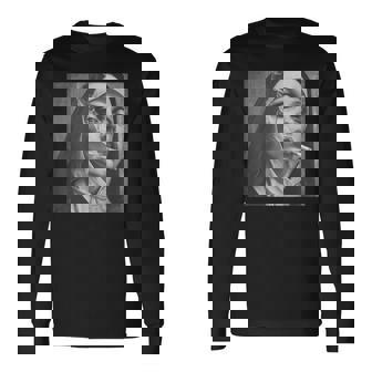 熱い修道女がタバコを吸う、反抗的な修道女 長袖Tシャツ - Kawaiitshirt