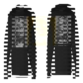 熱い尼僧がタバコを吸う、反抗的な尼僧 長袖Tシャツ - Kawaiitshirt