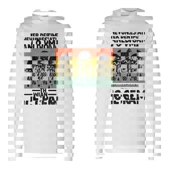 アイスクリームを持った老婆を決して過小評価しない 長袖Tシャツ - Kawaiitshirt