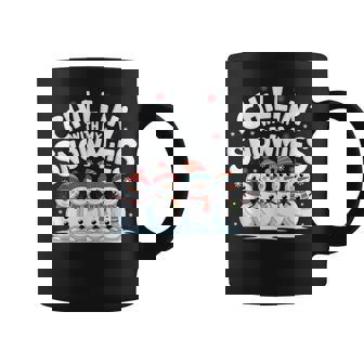 Chilling With Mynowmies 冬の雪だるまファミリーデザイン コーヒーマグ - Kawaiitshirt