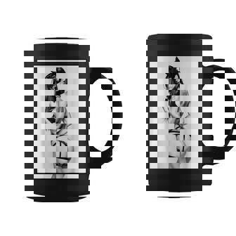 Hot Girl On 男性用 セクシー バッド キティ ピンナップガール B&W コーヒーマグ - Kawaiitshirt