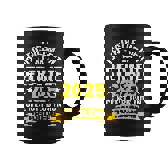 Idée Amusant Pour Les Retraités 2025 Officiellement La Retraite 2025 Humour Noir Homme Coupe Classique Manche Courte Tasse - Cadeauxyz