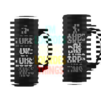 I'm Lourdes Doing Lourdes Things Fun Nombre Personalizado Lourd Taza de café - Regaloses