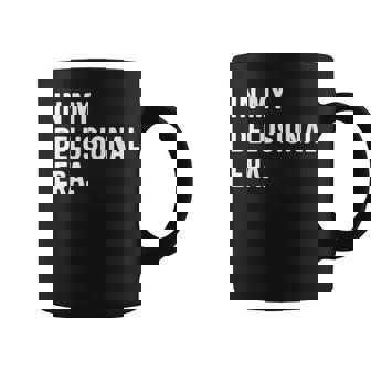 In My Delusional Era 面白い大人のユーモアの言葉 長袖tシャツ コーヒーマグ - Kawaiitshirt