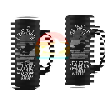 Life Is Better Withharks Around レトロ シャーク コーヒーマグ - Kawaiitshirt