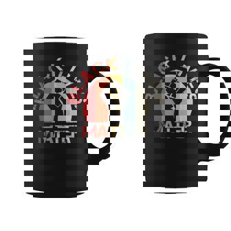 Lives Matter Raised Fist Retrointage No Racism コーヒーマグ - Kawaiitshirt