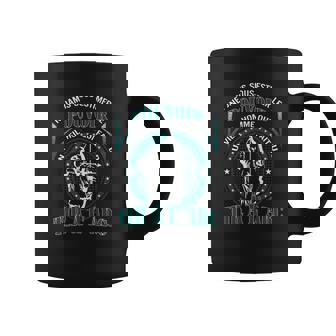 Ne Jamis Sous Estimer Le Pouvoir Un Vieil Homme Qui Fait Du Tir À L'arc Tasse - Cadeauxyz