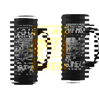 Never Underestimate An Old Man With A Camera レトロ ヴィンテージ コーヒーマグ - Kawaiitshirt
