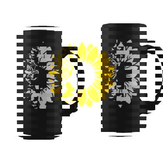 ひまわりと蝶のシルエット、自然の調和。 コーヒーマグ - Kawaiitshirt