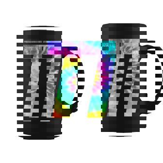 カラフルな絞り染め 77歳の誕生日または77番のチームイベント コーヒーマグ - Kawaiitshirt