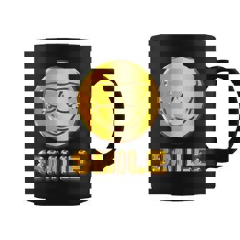 ゴールデン スマイル（フェイク ゴールド風）スマイリー フェイス ニコニコ 笑顔 サングラス 面白い 色 コーヒーマグ - Kawaiitshirt