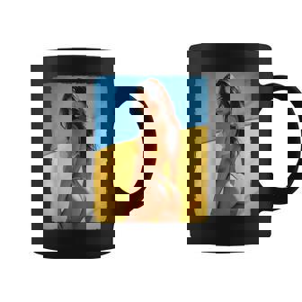 セクシーガールグラフィックtシャツ 「モダンピンナップガール&ウクライナ国旗」 コーヒーマグ - Kawaiitshirt