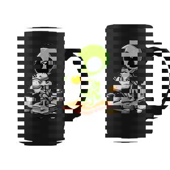 トーストに目玉焼きを食べるエイリアン コーヒーマグ - Kawaiitshirt