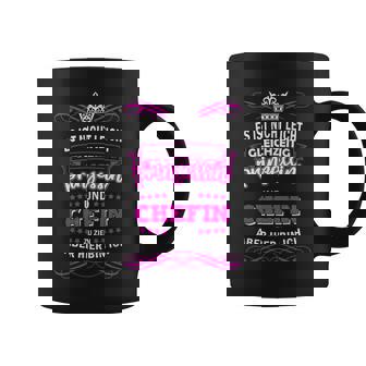 ドイツ語のテキスト「Gleichzeitig Prinzessin Chefin」と書かれた最高のシェフィンの言葉 コーヒーマグ - Kawaiitshirt