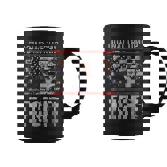 ドナルド・トランプ拳ポンプ We Fight American Flag Trump 2024 コーヒーマグ - Kawaiitshirt