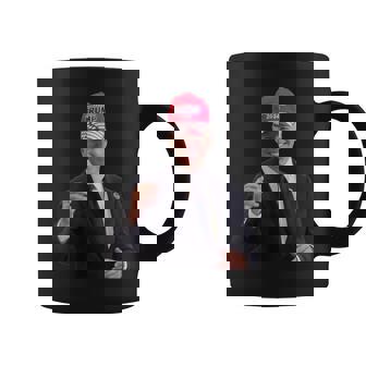 バイデンはトランプの帽子をかぶっています 2024 コーヒーマグ - Kawaiitshirt