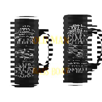 バスボート釣りの老人を決して過小評価しないでください コーヒーマグ - Kawaiitshirt