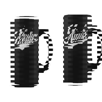 ミルウォーキー ウィスコンシン バーシティ スクリプト ヴィンテージ スポーツスタイル コーヒーマグ - Kawaiitshirt